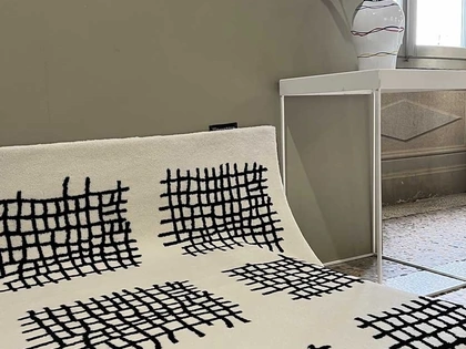 Tappeto Alfabeto Charcoal in Lana e tencel di Carpet Edition