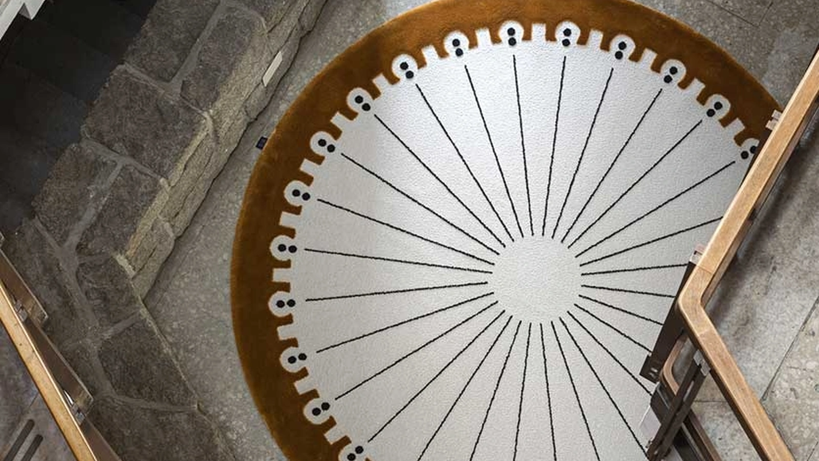 Tappeto CoDeco Round con cornice Oro di Carpet Edition