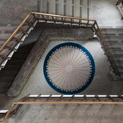 Tappeto rotondo CoDeco con cornice Blu di Carpet Edition