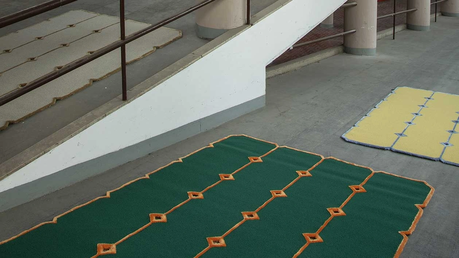 Tappeto Cut Out verde di Carpet Edition