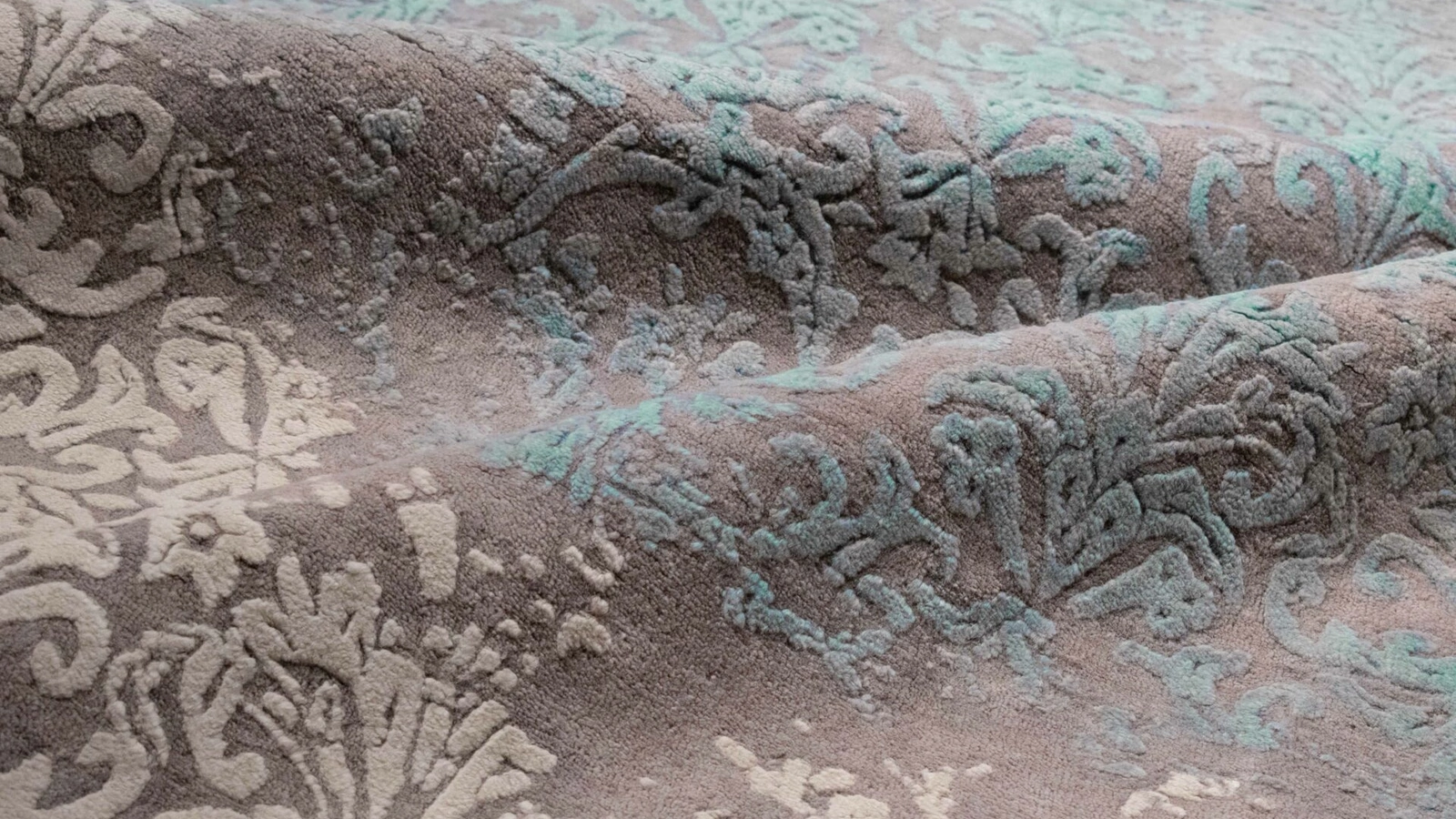 Tappeto Damask Elegance Ghiaccio di Carpet Edition