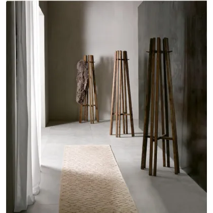 Appendiabiti di design in legno massello Kali di Pacini e Cappellini