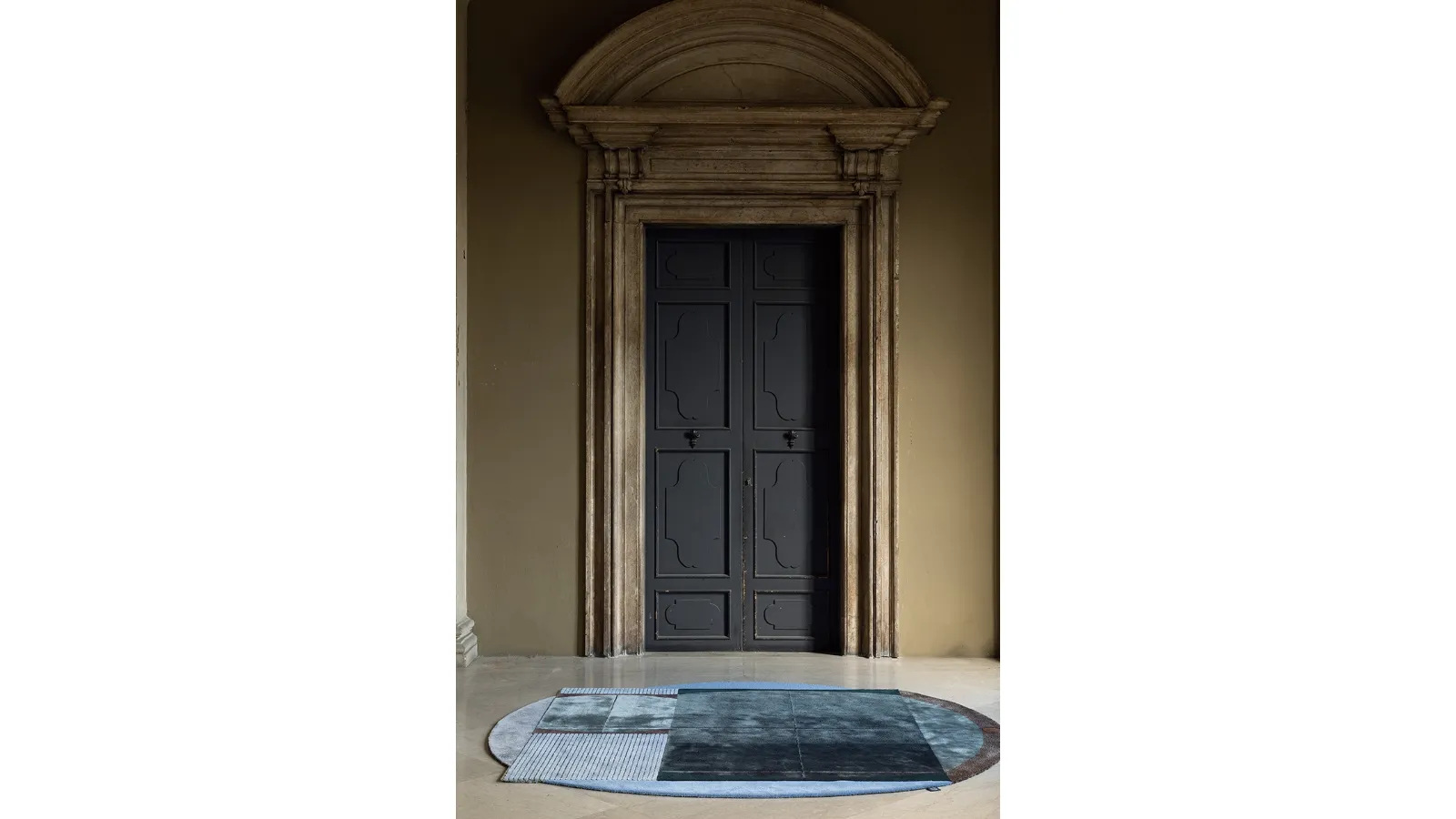 Tappeto ispirato alle forme architettoniche taftato a mano Lòbia Marmo di Carpet Edition