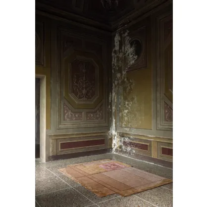Tappeto ispirato alle forme architettoniche Lòbia Terra di Carpet Edition