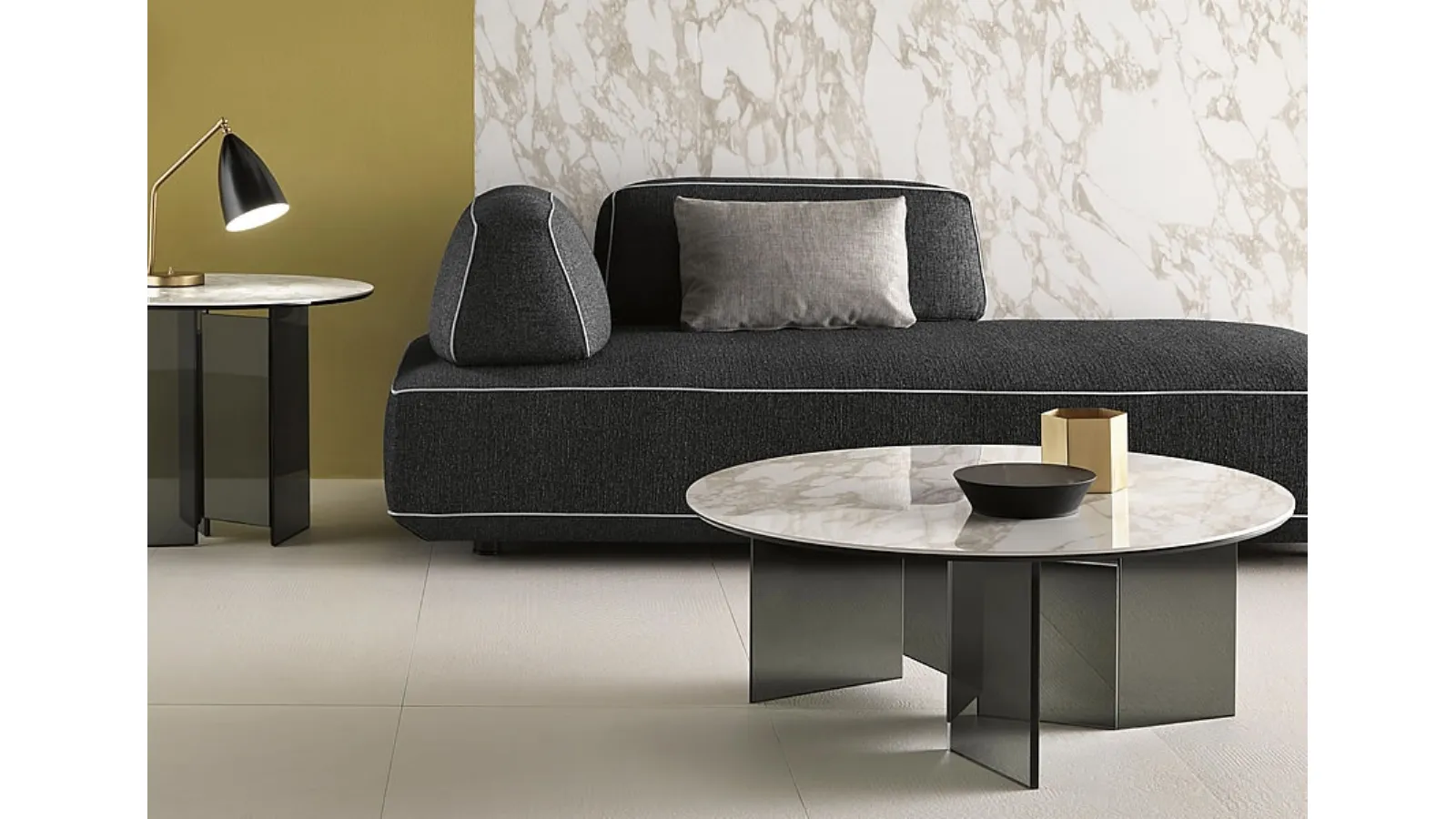 Tavolino in ceramica effetto marmo con basamento in vetro Metropolis di Tonelli