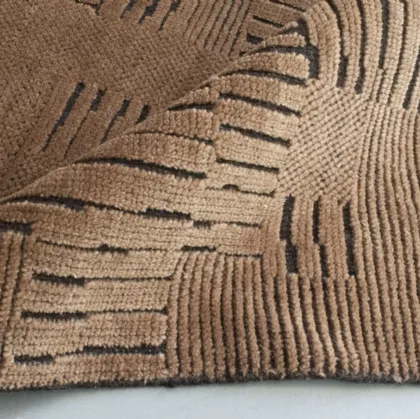 Tappeto con motivo geometrico a rilievo Nomad Atlas Tabacco di Carpet Edition
