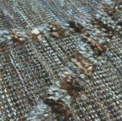 Tappeto Nomad caratterizzato da due diverse altezze dove i colori si intrecciano tra loro Clan Grigio/Marrone di Carpet Edition