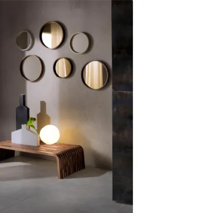 Specchio rotondo in colorazione naturale o bronzato con cornice in legno di frassino Oblò di Pacini e Cappellini