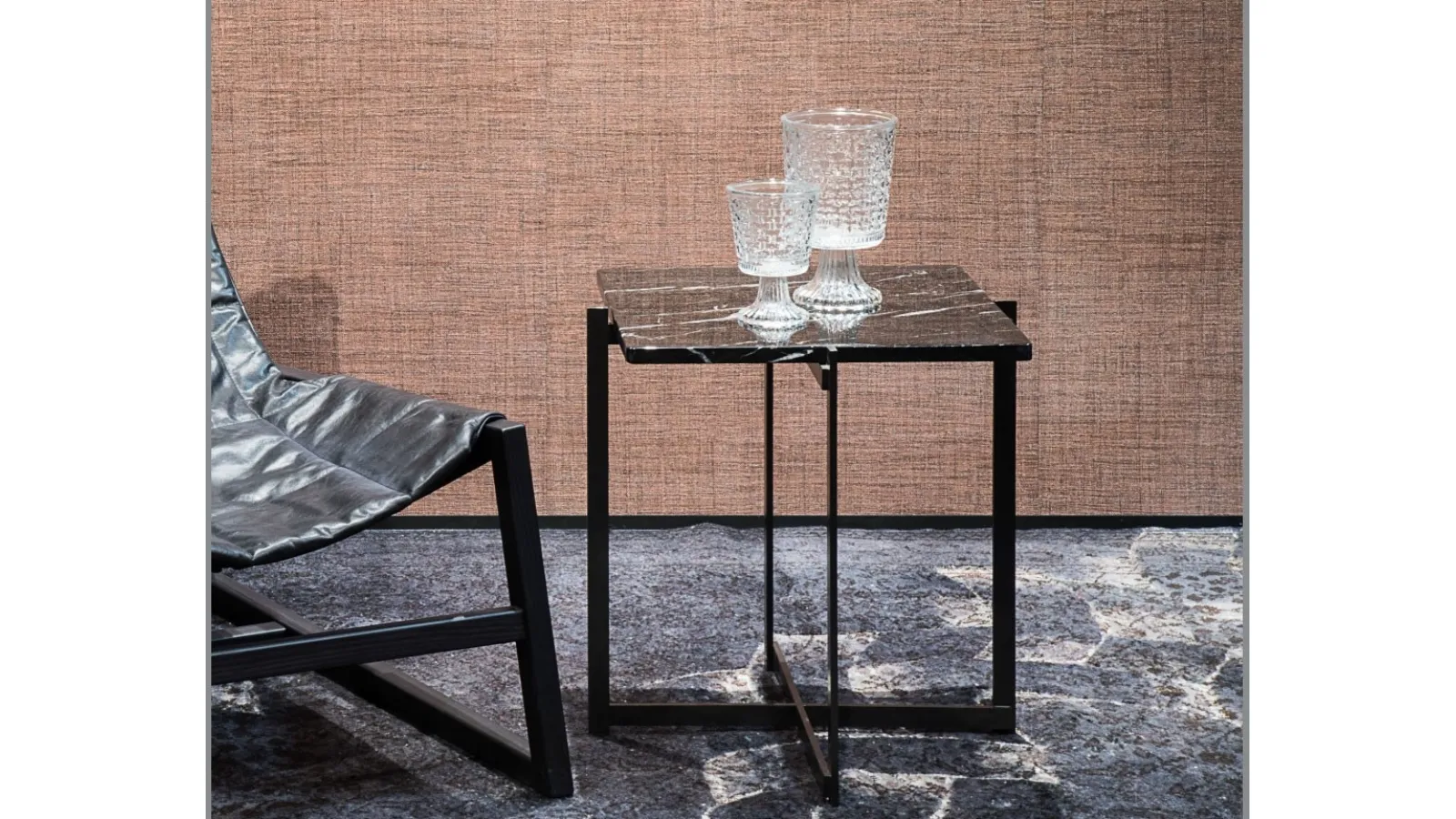 Tavolino Black con top in marmo e base in metallo verniciato nero di Pacini e Cappellini