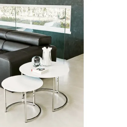 Tavolini sovrapponibili con top in vetro verniciato bianco e basamento in metallo Cin Cin di Pacini e Cappellini