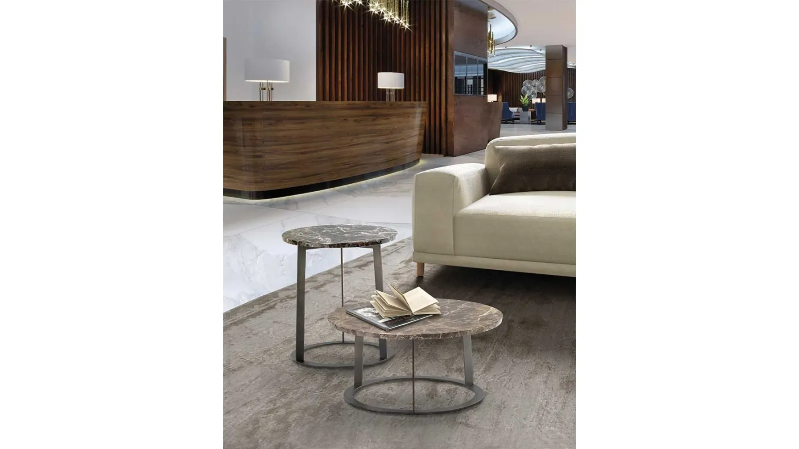 Tavolino rotondo con top in marmo e struttura in metallo Liberty di Pacini e Cappellini