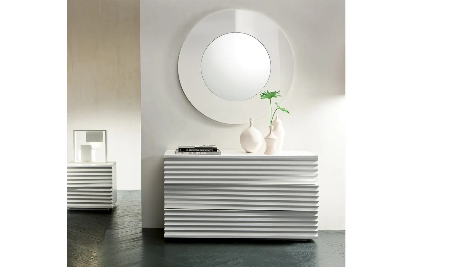 Specchio rotondo con cornice in legno laccato Moon di Pacini e Cappellini