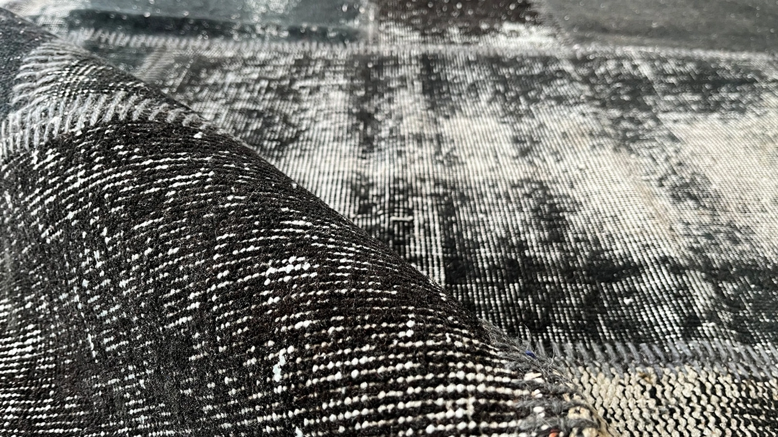 Tappeto Patchwork Black in Lana e Cotone di Carpet Edition