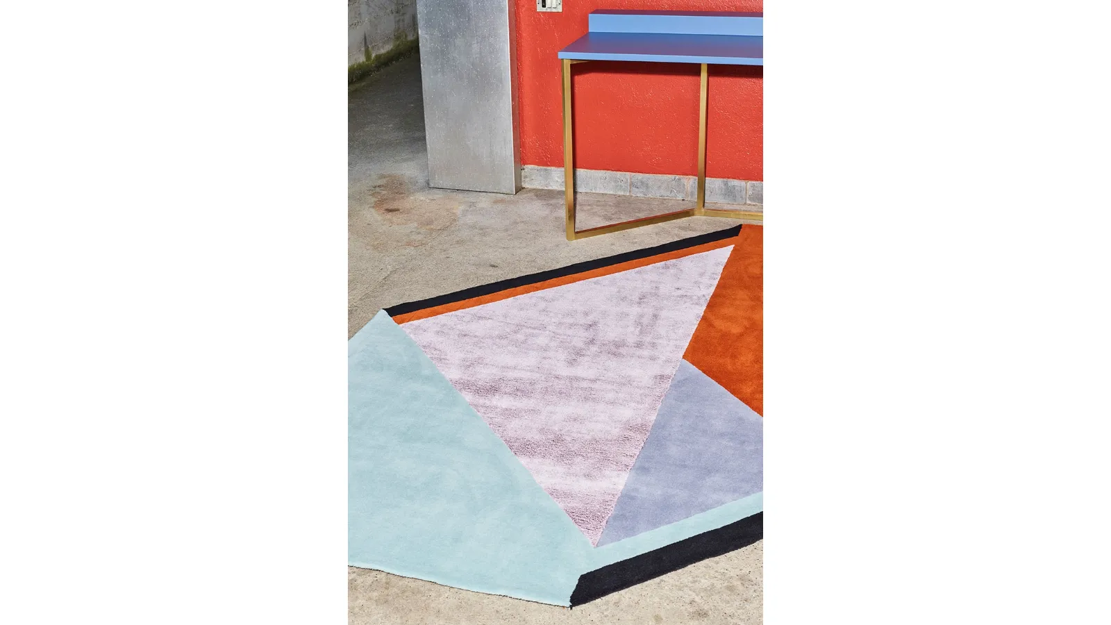 Tappeto di design ispirato alla Costa Azzurra dalle linee e dai colori non convenzionali Roquebrune Trofeo di Carpet Edition