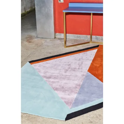 Tappeto di design ispirato alla Costa Azzurra dalle linee e dai colori non convenzionali Roquebrune Trofeo di Carpet Edition
