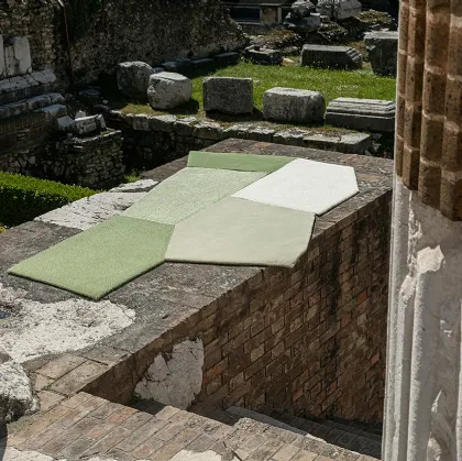 Tappeto con struttura modulare, basata sull’accostamento di sei poligoni irregolari Sentiero di Margherita di Carpet Edition