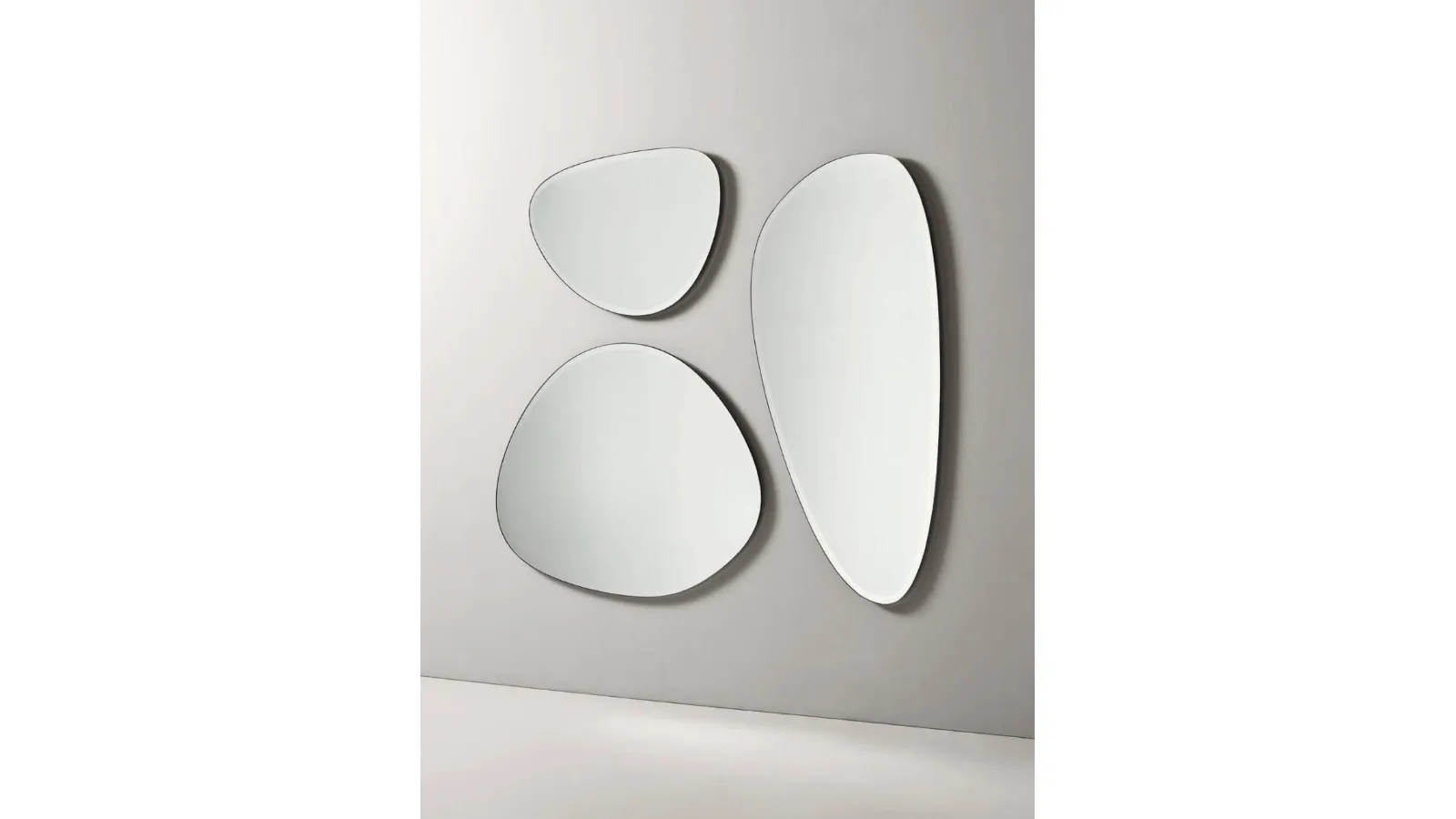 Specchi sagomati con bordi bisellati Spot S M L di Midj
