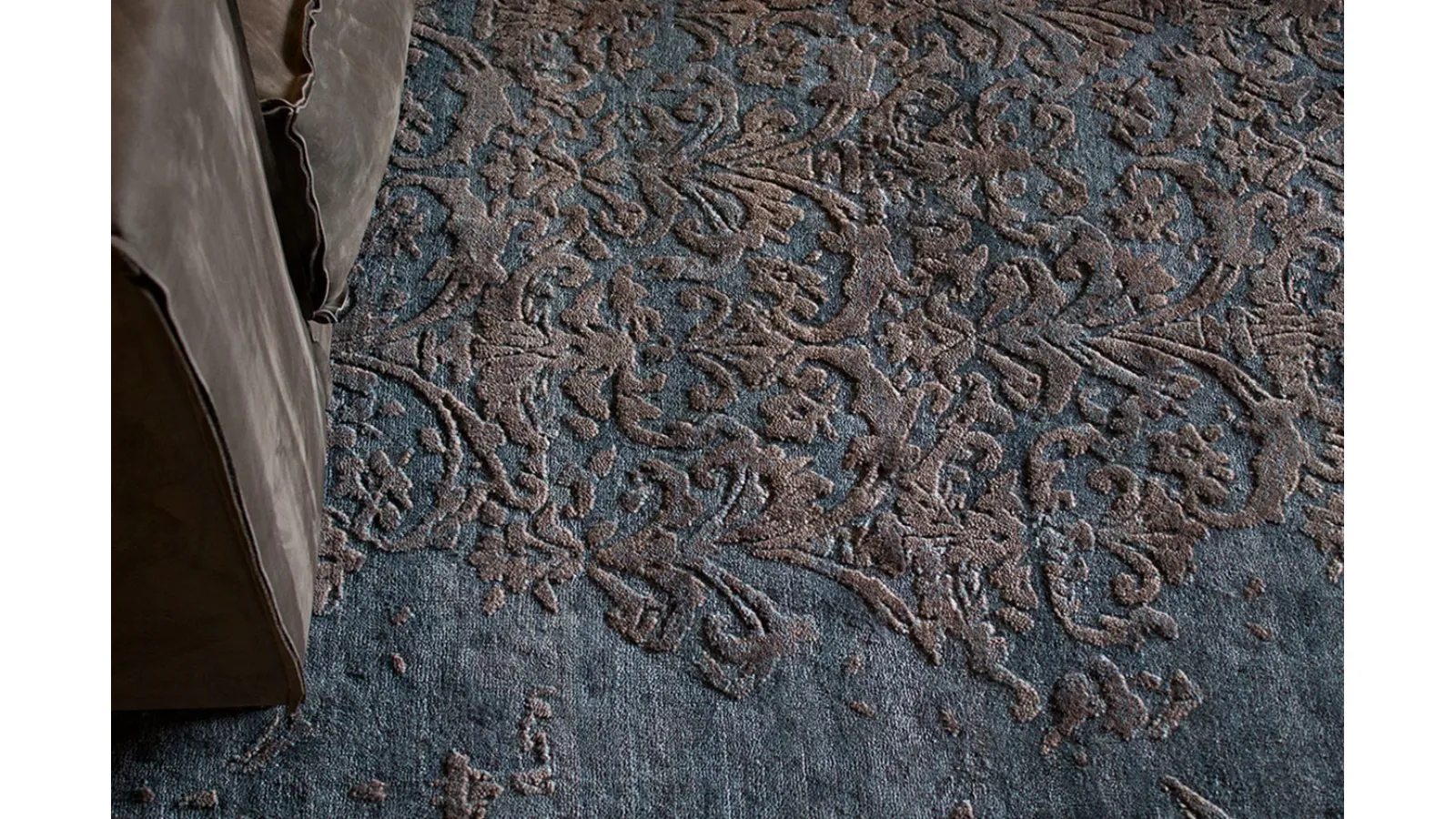 Tappeto in bamboo e cotone Damask Waterfall Marrone di Carpet Edition