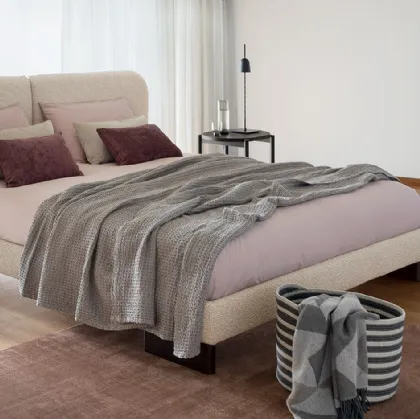 Letto in tessuto imbottito con testiera trapuntata Kilian di Calligaris