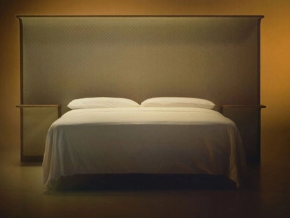 Letto Courtoisie con testiera in legno e tessuto di Bolzan Letti