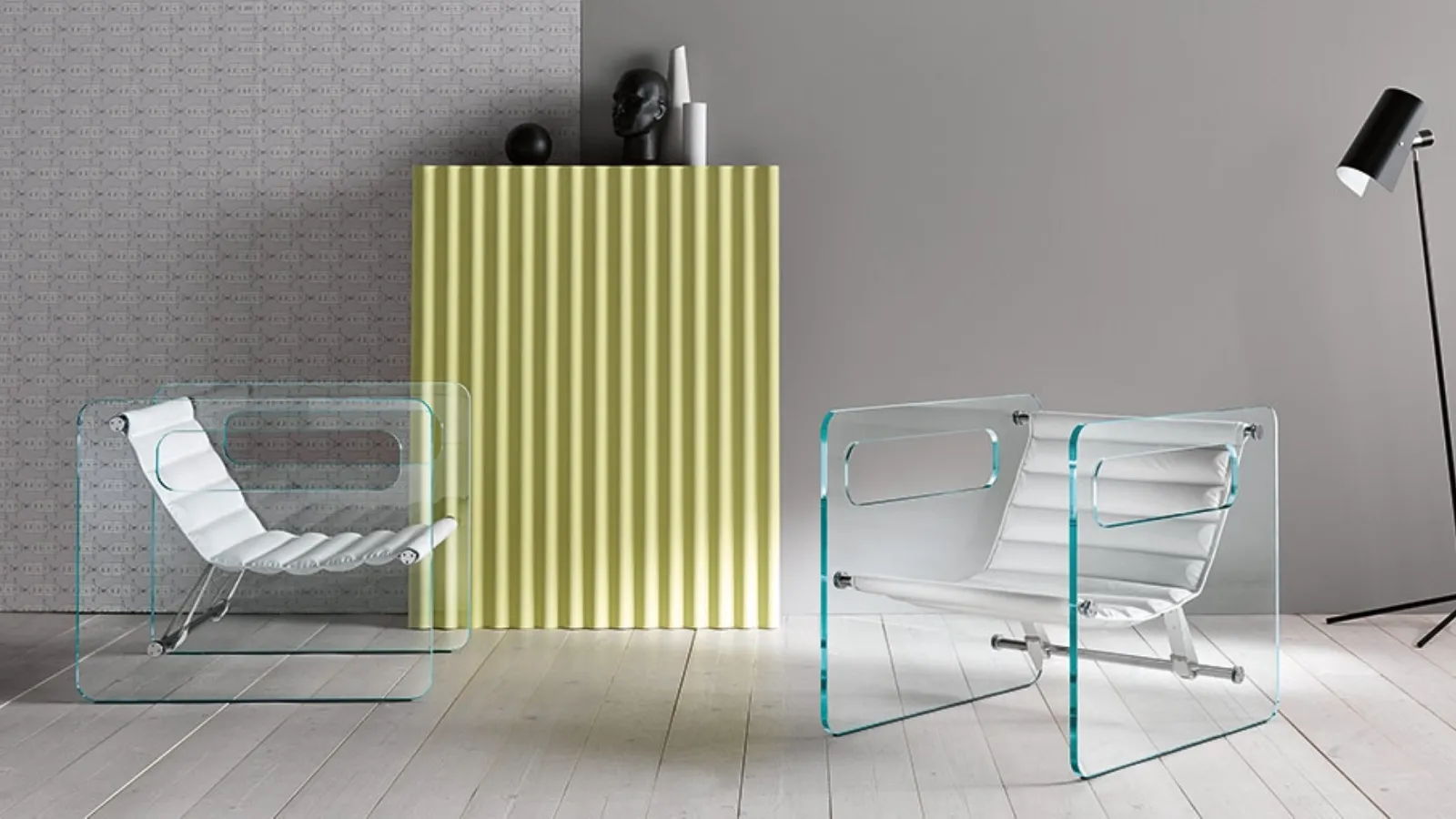 Poltroncina con seduta regolabile in pelle e struttura in vetro Naked di Tonelli