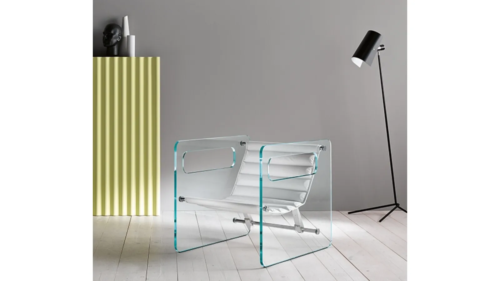 Poltroncina con seduta regolabile in pelle e struttura in vetro Naked di Tonelli