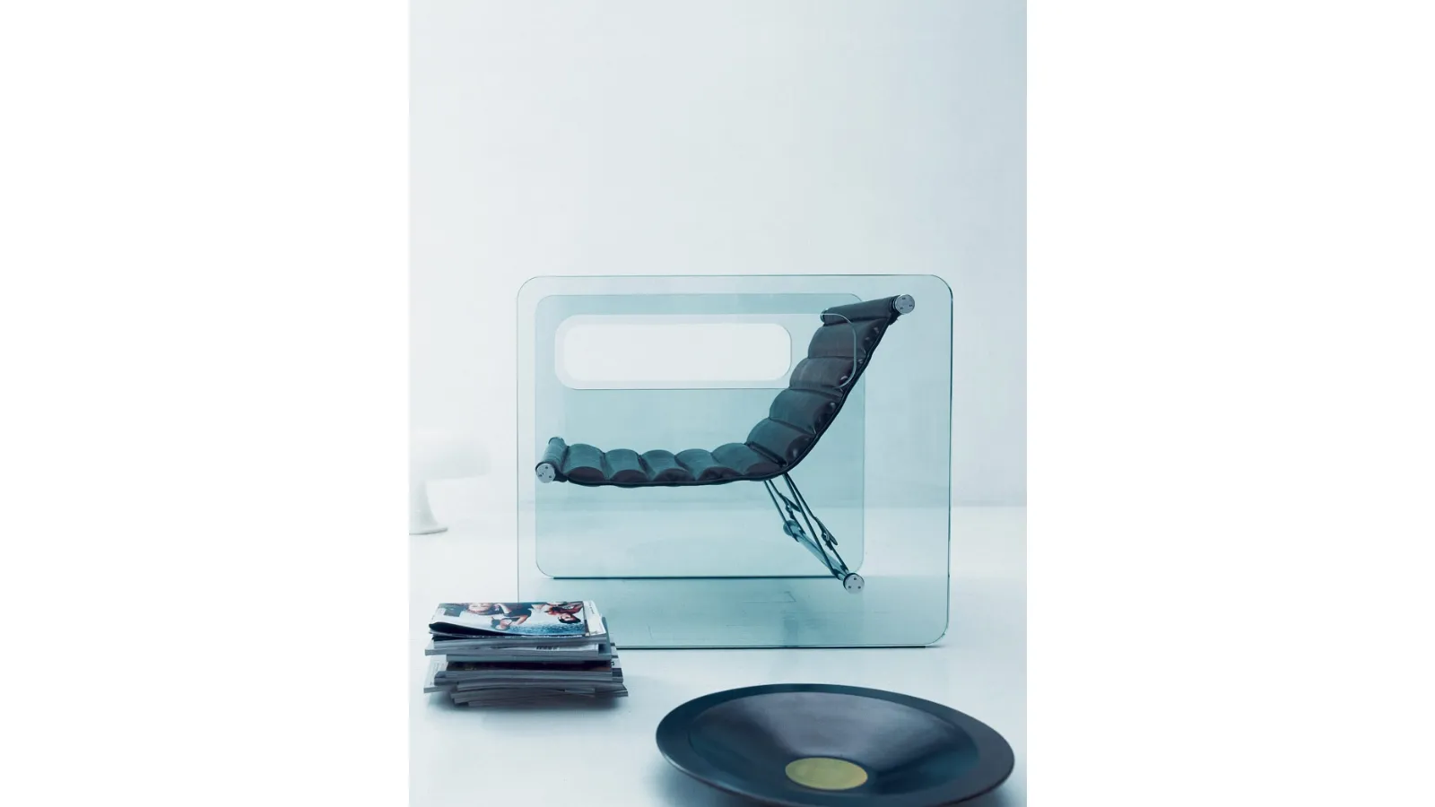 Poltroncina con seduta regolabile in pelle e struttura in vetro Naked di Tonelli