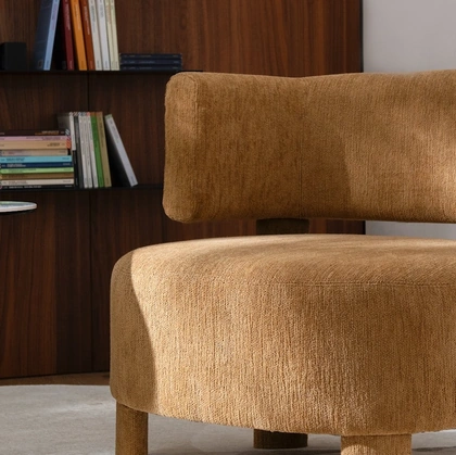 Poltroncina rivestita in tessuto Glen Soft di Calligaris