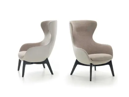 Poltrona di design elegante e comoda con schienale alto e basamento in legno massello Sally di Pacini e Cappellini