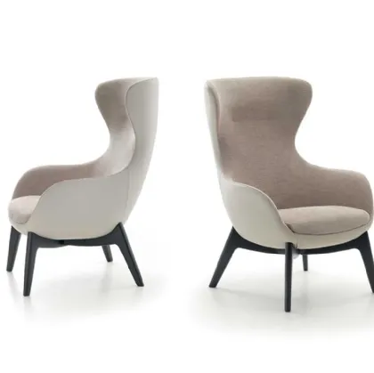 Poltrona di design elegante e comoda con schienale alto e basamento in legno massello Sally di Pacini e Cappellini