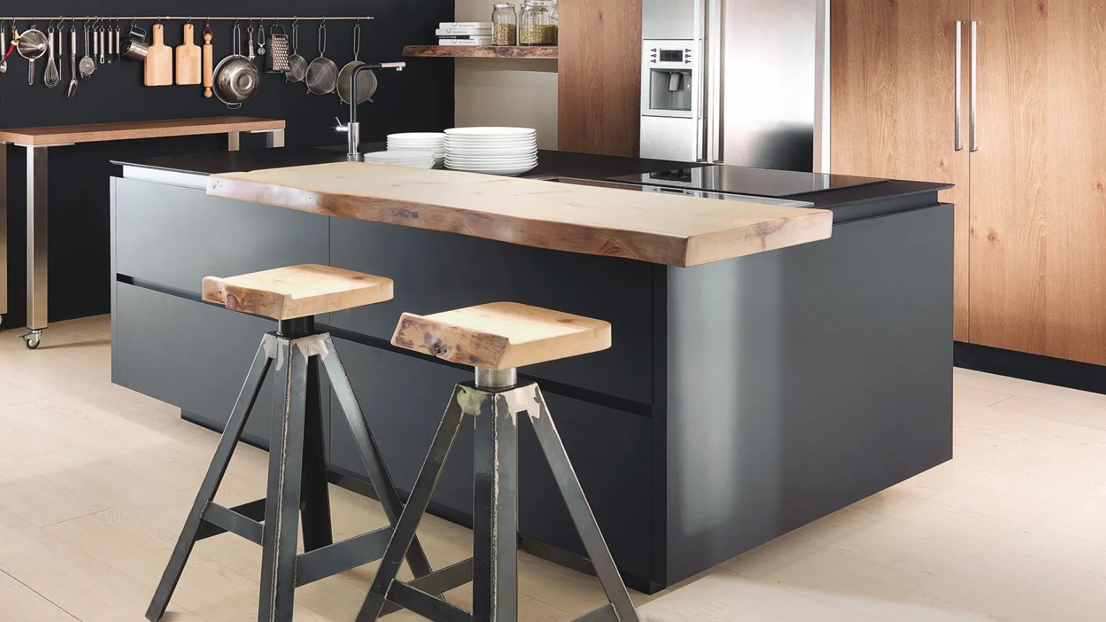 Sgabello  in legno e metallo Parigi di Be Natural