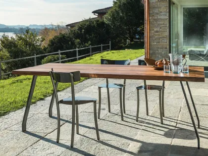 Tavolo con top in legno e gambe in lamiera Dafne di Be Natural