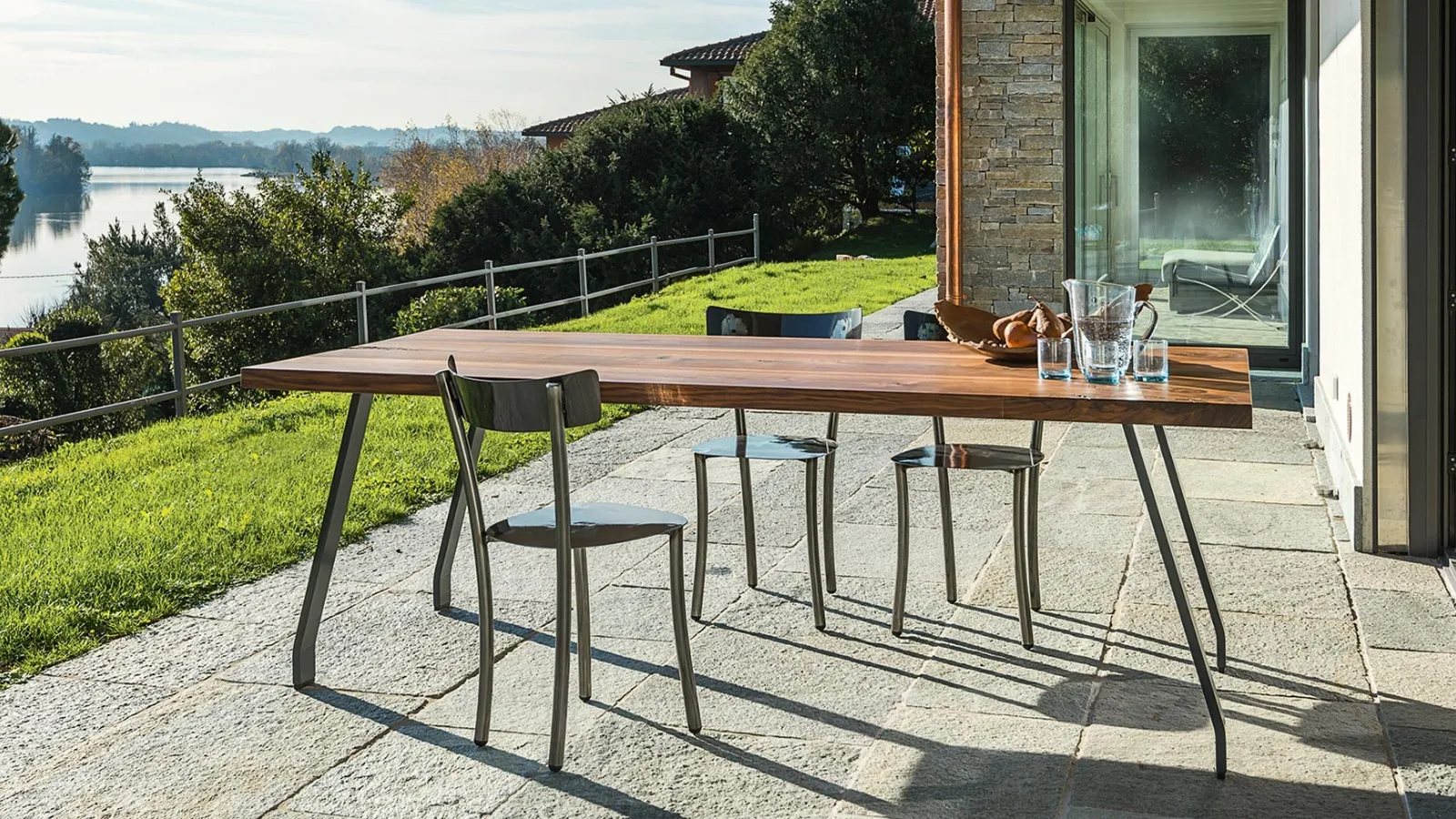 Tavolo con top in legno e gambe in lamiera Dafne di Be Natural
