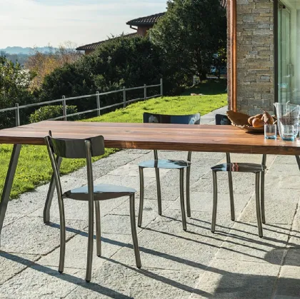 Tavolo con top in legno e gambe in lamiera Dafne di Be Natural