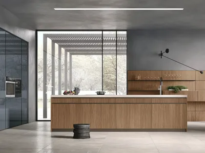 Cucina Moderna con isola Natural 03 in Noce e laccato lucido di Stosa