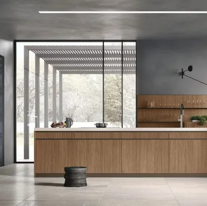 Cucina Moderna con isola Natural 03 in Noce e laccato lucido di Stosa