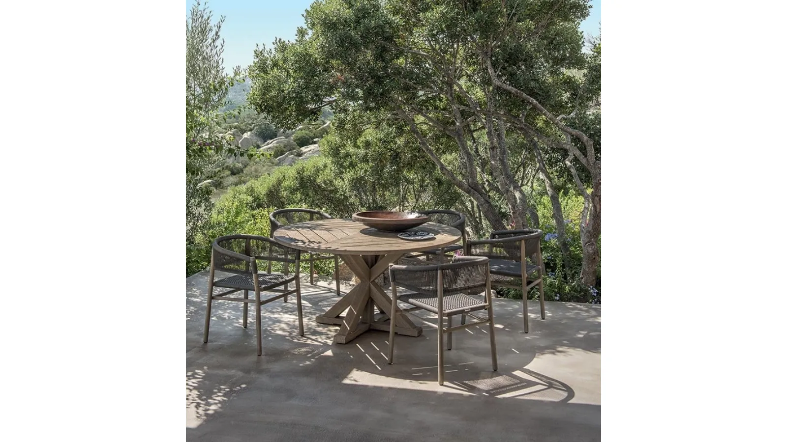 Tavolo rotondo in Teak Cronos di Ethimo