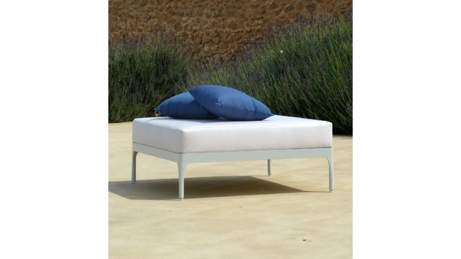 Pouf Infinity in tessuto e alluminio di Ethimo