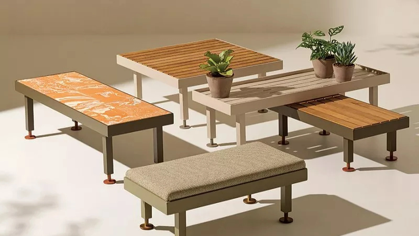 Tavolini Seeds in cotto o teak di Ethimo