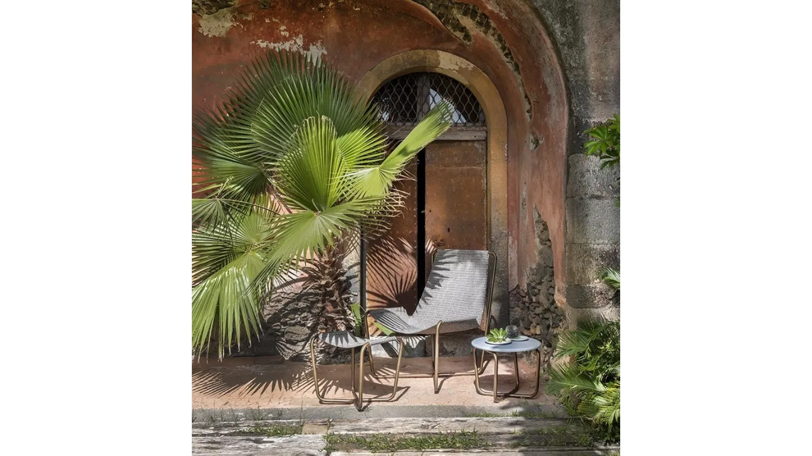 Tavolino Sling Coffee Table con top in cemento di Ethimo