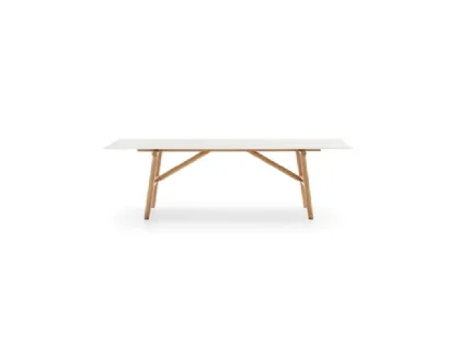 Tavolo Isamu con top in gres Calce Bianca e base in legno di Ditre Italia